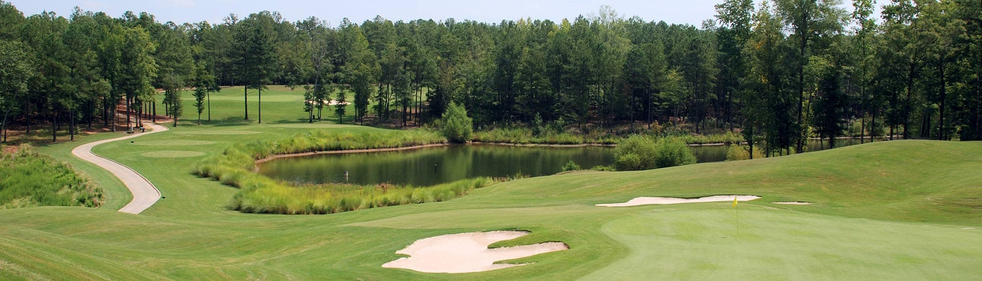 Green, bunkers and water at Arrowhead Pointe in Elberton, Georgia